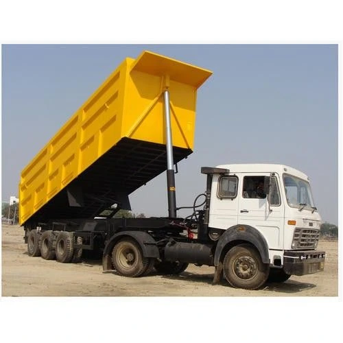 Single acting hydraulic cylinder lifting a tipper trailer dump body